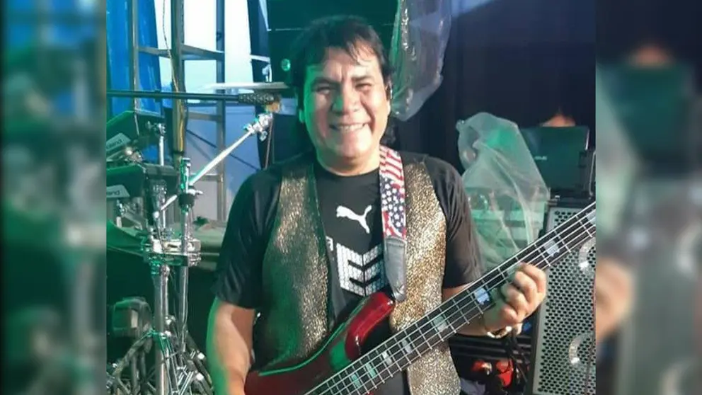 El bajista y director del grupo Los Ronisch, Hector Rodr&iacute;guez. Cortes&iacute;a