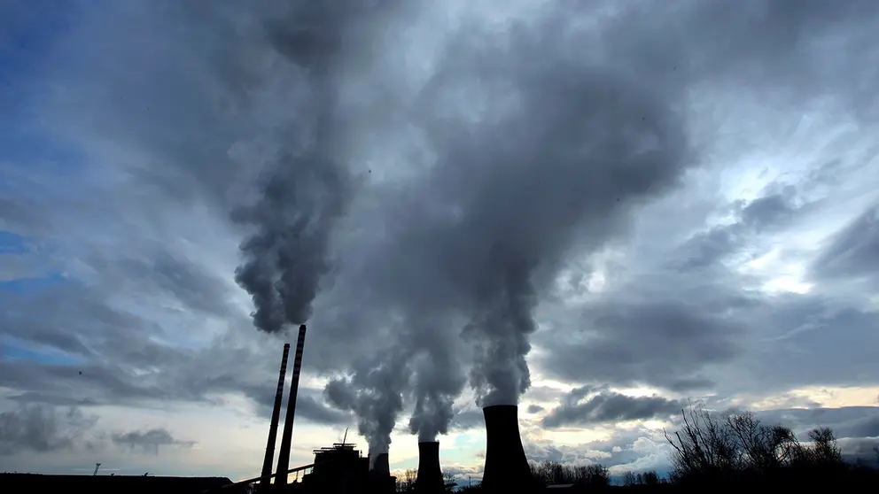 Imagen de una planta qu&iacute;mica con desechos convertidos en di&oacute;xido de carbono. EFE