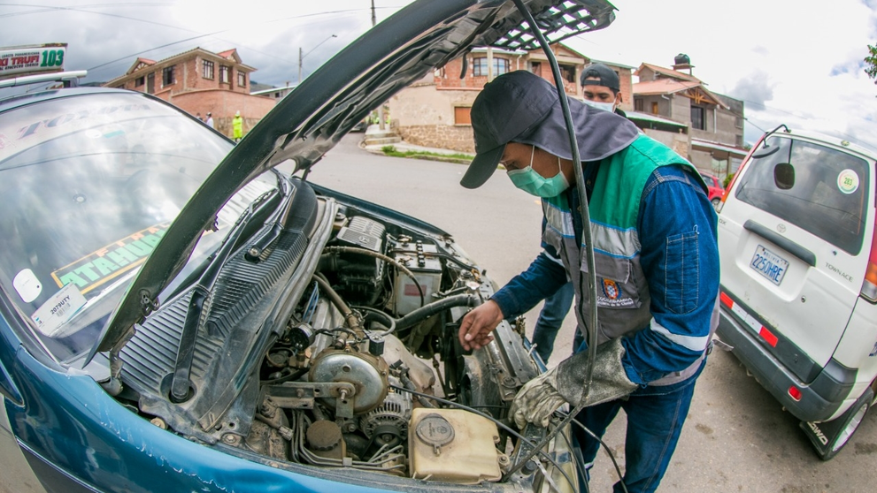 Un t&eacute;cnico de la Alcald&iacute;a de Cochabamba realiza la inspecci&oacute;n de emisi&oacute;n de gases en un veh&iacute;culo de la l&iacute;nea 103. GADC