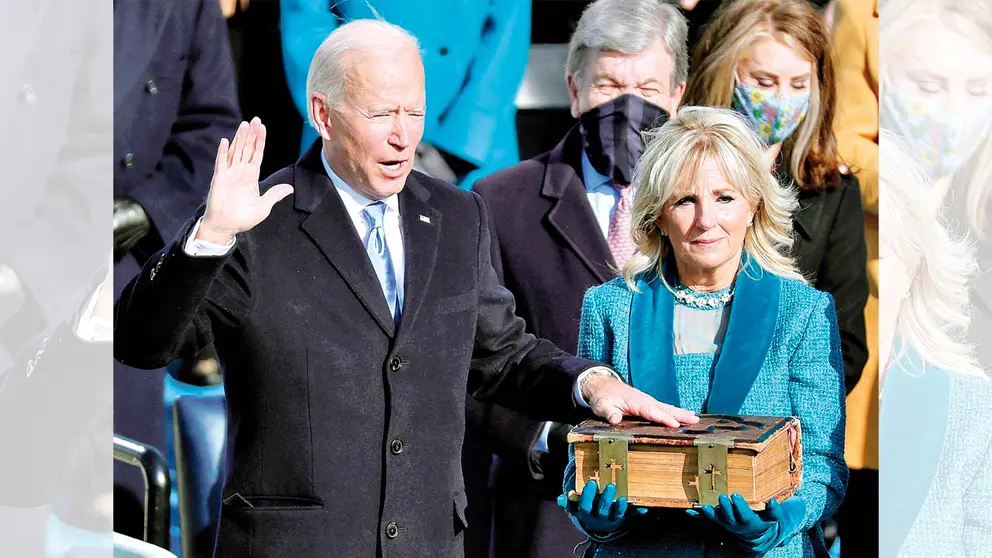 Joe Biden (i), junto a su mujer, Jill Biden (d), jura al cargo de Presidente. EFE