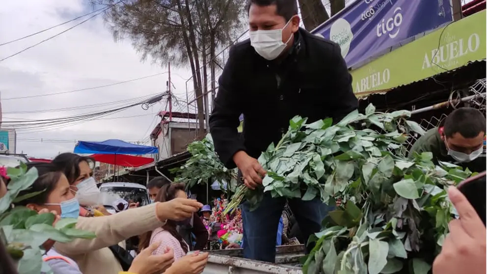 Personal de la Gobernaci&oacute;n de Cochabamba reparten eucalipto. Gobernaci&oacute;n