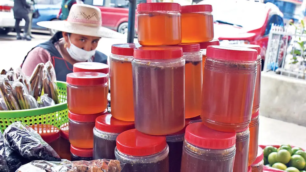 Un puesto de venta  de miel en la ciudad de Cochabamba. Dico Solís
