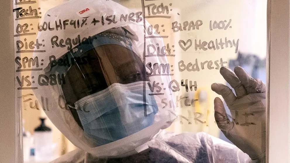La enfermera Ann Lawani observa a trav&eacute;s de un cristal en el que est&aacute;n escritas ciertas instrucciones para tratar a un paciente que sufre coronavirus en el Hospital Sharp Coronado en Coronado. EFE