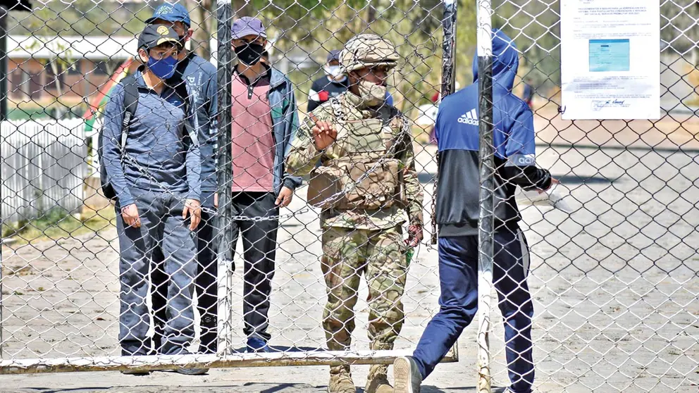 Un grupo de premilitares  en el recinto de Cotapachi de Quillacollo. DICO SOLÍS
