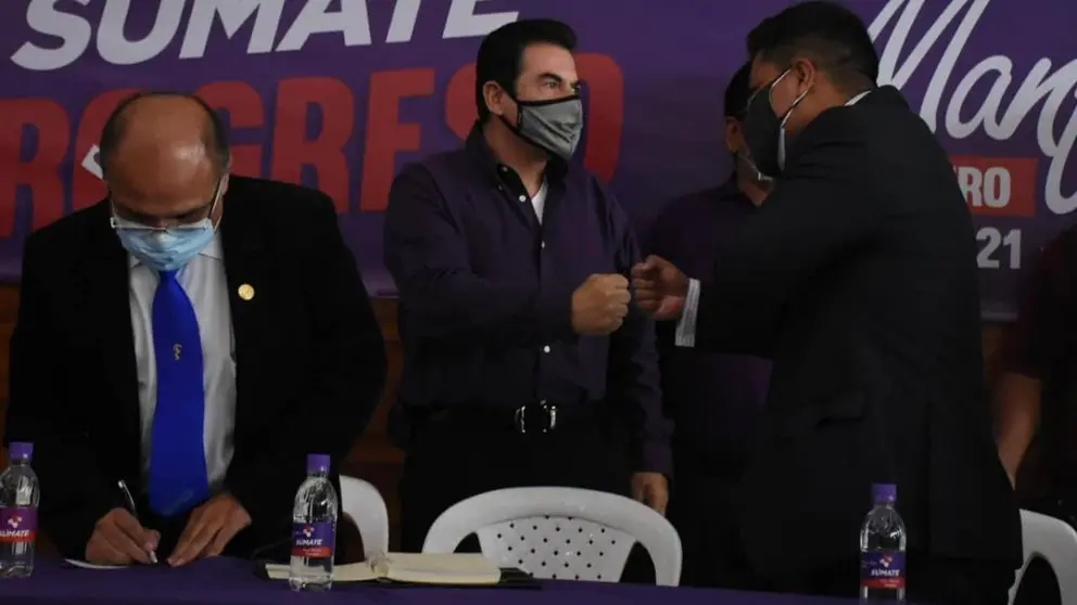 El exministro An&iacute;bal Cruz (i) junto a Manfred Reyes Villa. Dico Sol&iacute;s