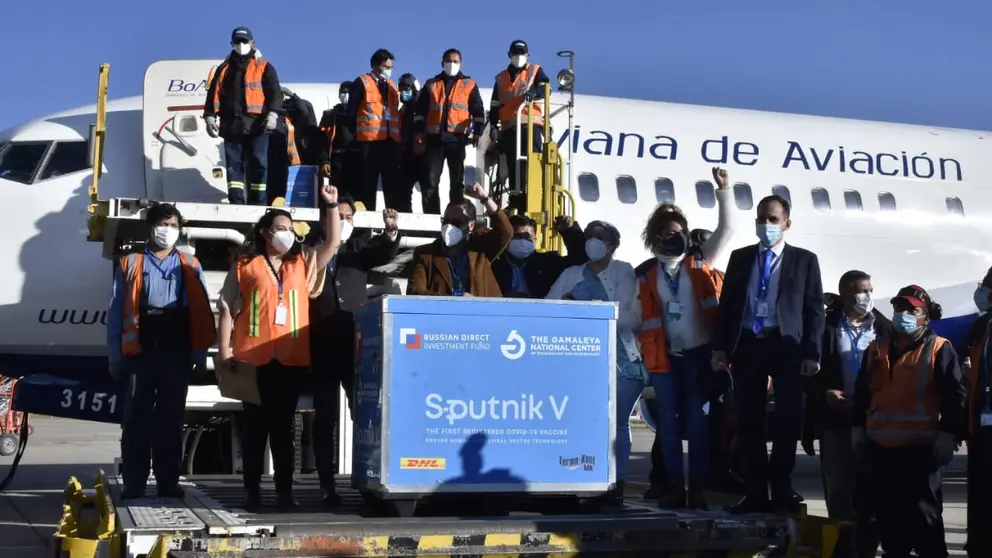 Luis Arce Catacora y su equipo con los contenedores de la vacuna. APG