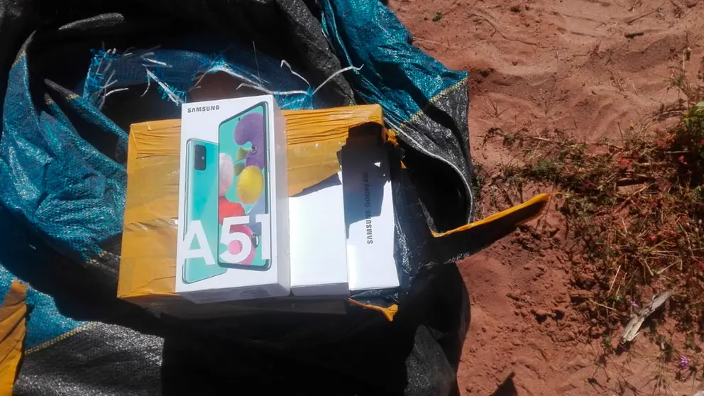 Uno de los paquetes de los celulares que confisco la Aduana. Cortes&iacute;a ANB