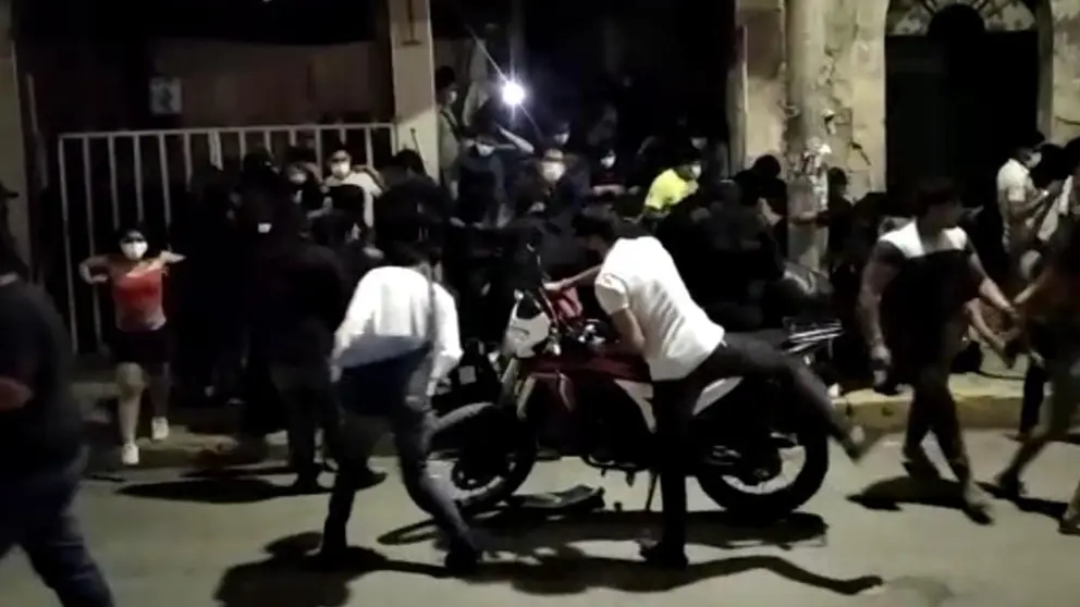 J&oacute;venes salen de una fiesta realizada al margen de la ley en Quillacollo. INTENDENCIA DE QUILLACOLLO