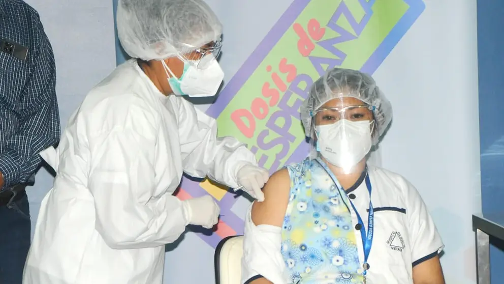 La enfermera Zulma Fernández del hospital Viedma recibe la primera dosis de la vacuna Sputnik V.  NOÉ PORTUGAL