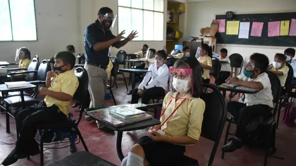 Estudiantes de Shinahota, en plena clase. DICO SOLIS
