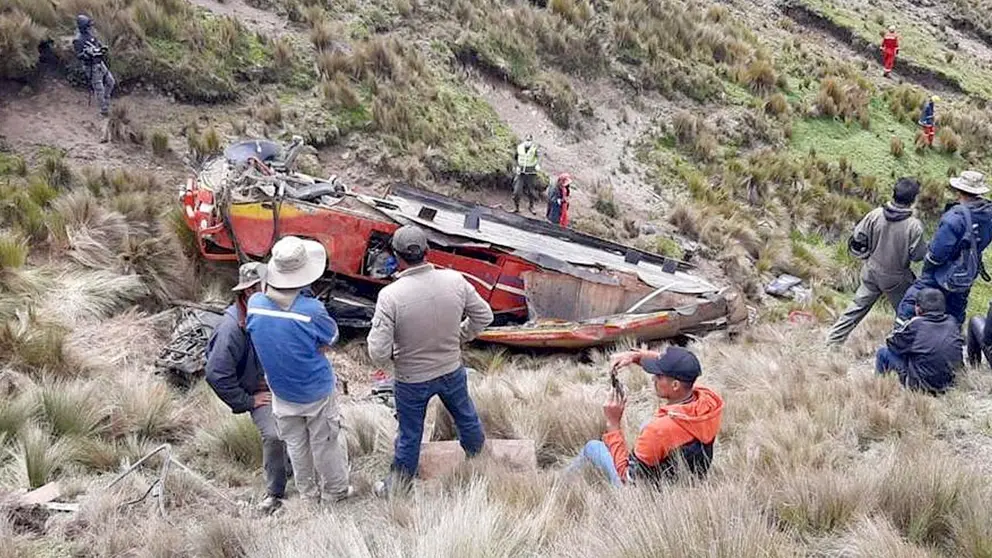 El motorizado que se embarrancó en la comunidad de Chullpa K&rsquo;asa. UNITEL
