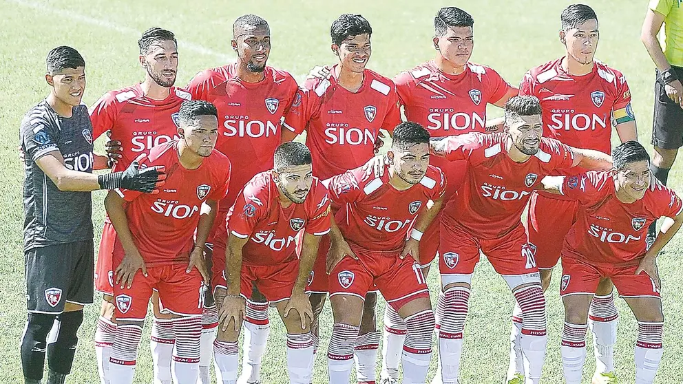 El plantel de Royal Pari, en cancha. APG