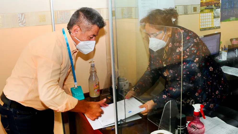 El candidato Jhonny Antezana firma su compromiso en una notaría de la ciudad. NOÉ PORTUGAL