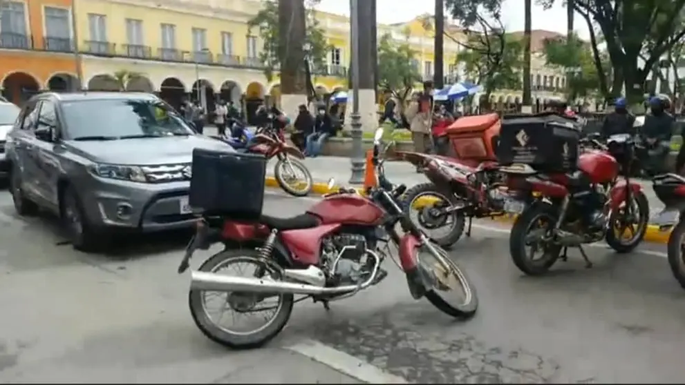 Las motos de los trabajadores de delivery, justo frente a la Alcald&iacute;a. Captura