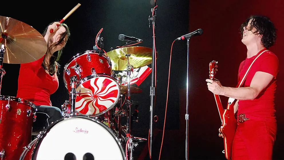 Meg y Jack White de The White Stripes en una presentaci&oacute;n en vivo. Foto tomada por Stephen Lovekin publicada en el portal musical La T&oacute;nica.