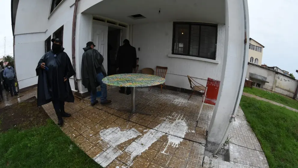 Funcionarios municipales realizan una inspecci&oacute;n en las instalaciones de una funeraria. (Dico Sol&iacute;s)