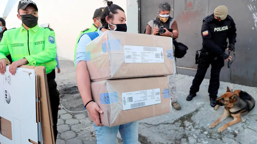 Un funcionario del Consejo Nacional Electoral ecuatoriano ingresa a un centro penitenciario con las papeletas electorales, en Quito (Ecuador). EFE