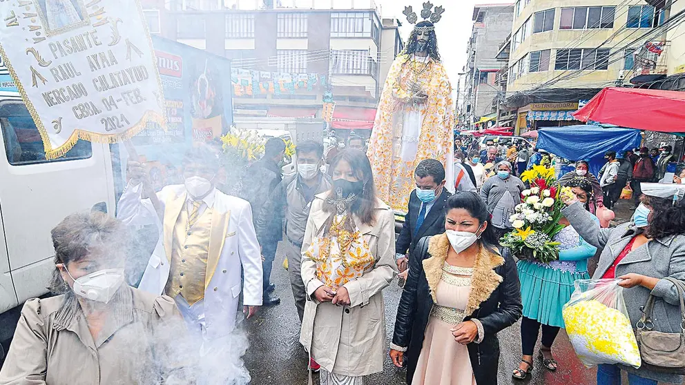 La procesión con el Señor de Compadres, en el mercado Calatayud.  NOÉ PORTUGAL.