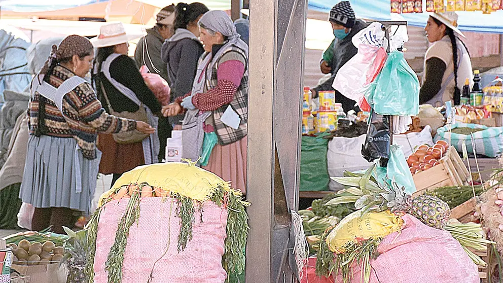 Vendedores ofrecen sus productos en un mercado de Cochabamba. DICO SOLÍS