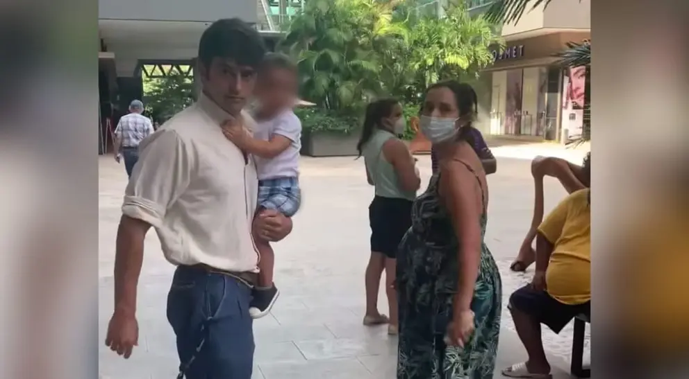 Fotograf&iacute;a del agresor momentos antes de que propinara la pata contra la activista. CAPTURA DE VIDEO