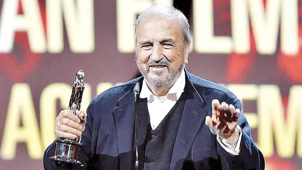 El guionista francés Jean Claude Carrière es reconocido con el premio Logro de una Vida de los Premios del Cine Europeo, en 2016. EFE-ARCHIVO
