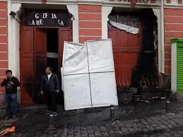 Imagen de archivo muestra destrozos en el ingreso a la galer&iacute;a Rep&uacute;blica.