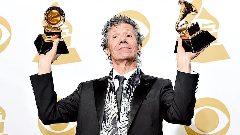 El músico de jazz estadounidense Chick Corea sostiene dos grammys ganados en la ceremonia de 2015.  EFE-ARCHIVO