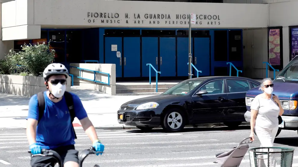 Este regreso a las aulas no ha estado exento de polémica en las últimas semanas, ya que los sindicatos laborales de profesores han denunciado que temen por la seguridad de sus miembros. EFE