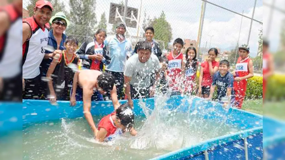 Personas jugando en Cochabamba con agua en las fiestas de carnaval./ ARCHIVO