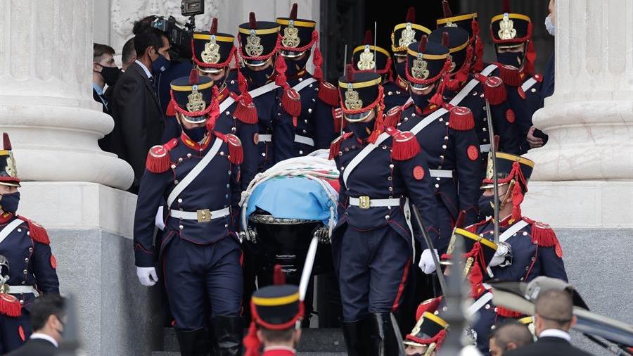 Cortejo f&uacute;nebre acompa&ntilde;a los restos del expresidente argentino Carlos Menem, previo a su entierro. EFE
