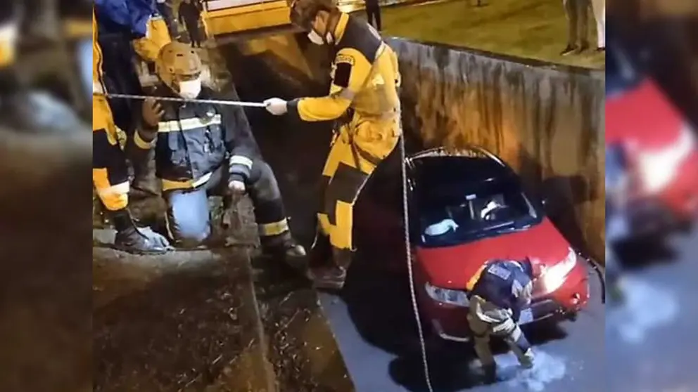 Un veh&iacute;culo cae en un canal pluvial en Cochabamba