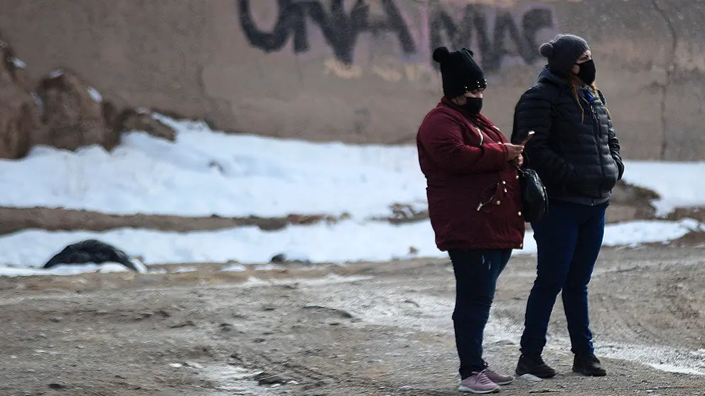 Personas caminan hoy por una calle de Ciudad Ju&aacute;rez en el estado de Chihuahua (M&eacute;xico). EFE