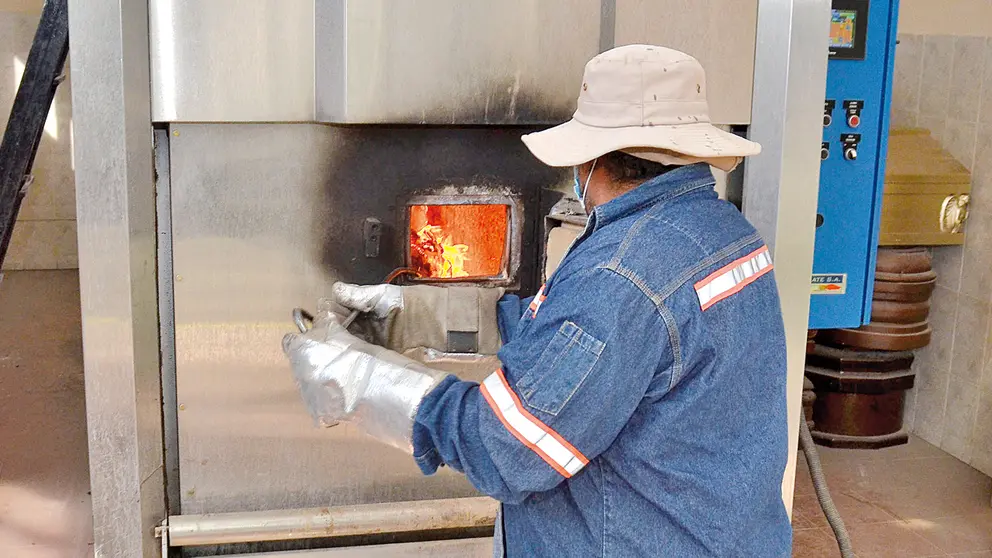 Funcionario usa el horno crematorio en el Cementerio General de Cochabamba. ARCHIVO Noé Portugal