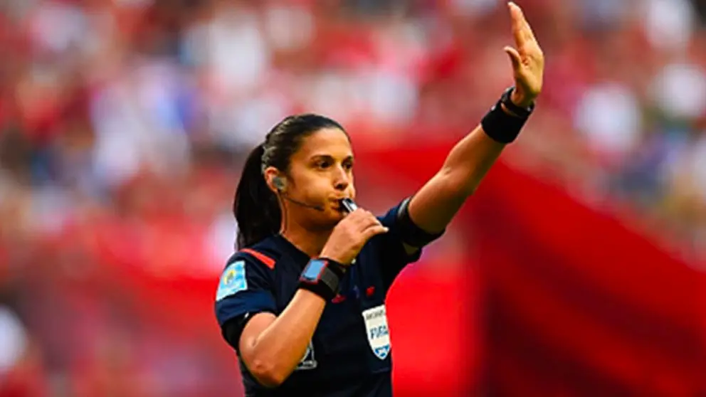 Foto referencial de una arbitra. EFE