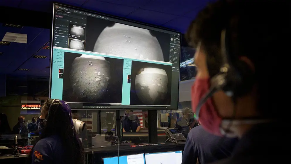 Una fotograf&iacute;a cedida por la NASA que muestra a los miembros del equipo del rover Perseverance Mars observar las primeras im&aacute;genes de la misi&oacute;n. EFE