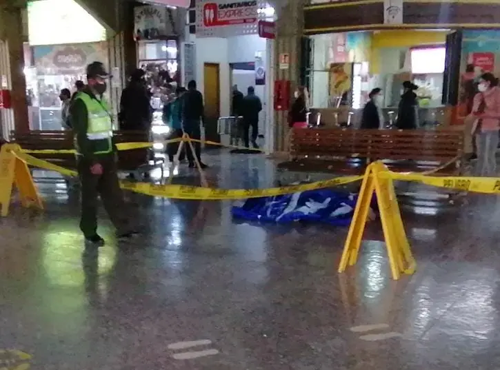 Mujer que falleci&oacute; al interior de la Terminal de Buses de Cochabamba. Prensa en im&aacute;genes.