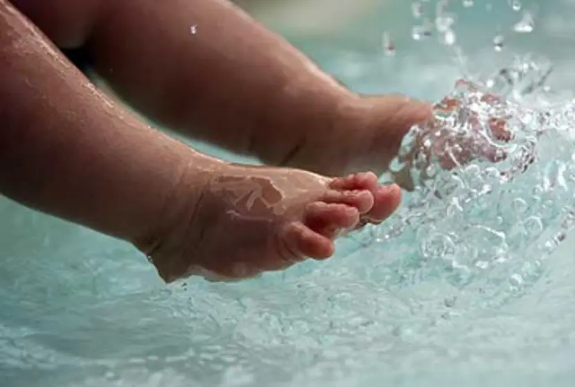 Fotograf&iacute;a ilustrativa de los pies de un ni&ntilde;o en el agua. URGENTE.