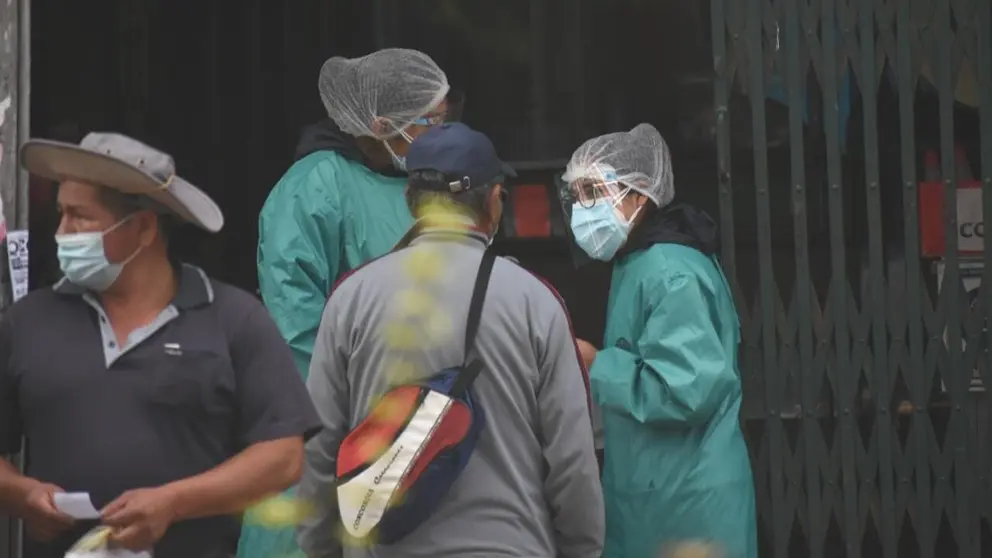 Personal de salud atiende en un centro m&eacute;dico en Cochabamba, el s&aacute;bado. DICO SOL&Iacute;S