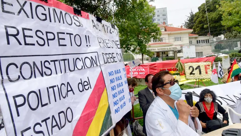 Un representante de los médicos en La Paz explica en una manifestación sus demandas. APG