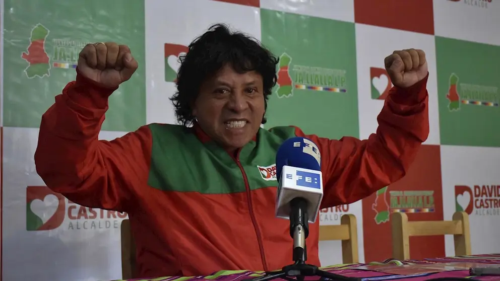 El cantante boliviano David Castro, candidato a alcalde de la capital, habla en entrevista con Efe ayer, en La Paz (Bolivia).  EFE
