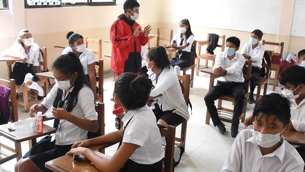 Un maestro da clases presenciales, en febrero pasado. DICO SOLÍS