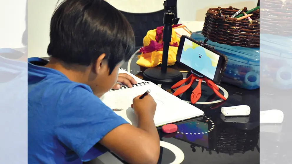 Un niño pasa clases virtuales a través de un dispositivo móvil. DICO SOLÍS