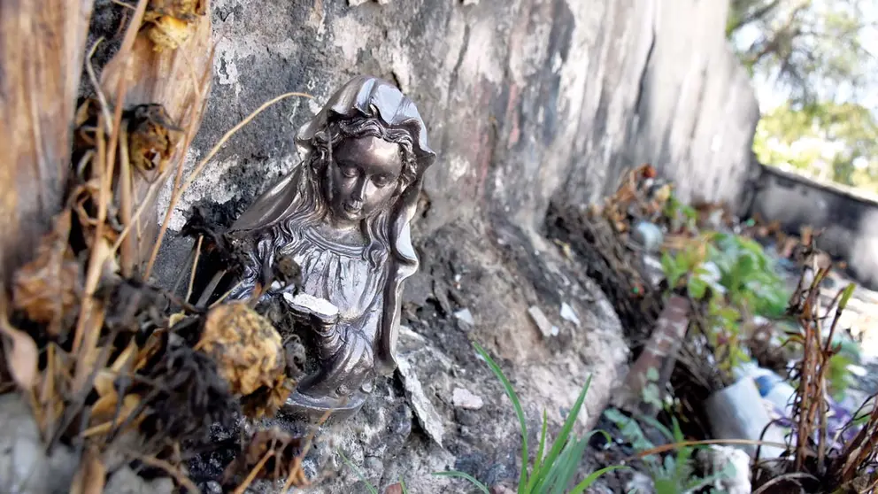 Una imagen religiosa desechada en el sector de Almas Olvidadas del Cementerio General.   DiCo Solís