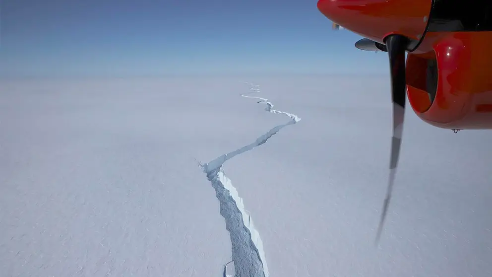 Fotograf&iacute;a de la grieta de un iceberg en la Antartida. EFE
