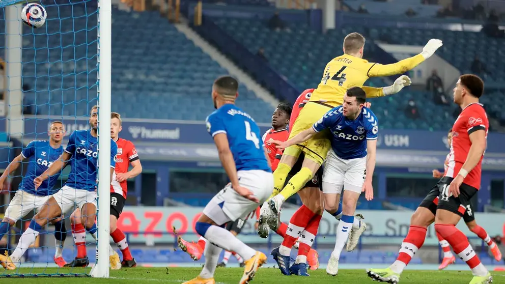 Michael Keane (2-R) del Everton marca un gol que luego fue anulado durante el partido de fútbol de la Premier League inglesa entre el Everton FC y el Southampton FC en Liverpool. EFE