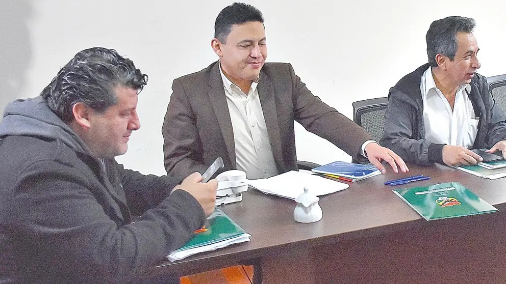 Adrián Monje (i) durante una reunión en la Federación de Fútbol. ARCHIVO