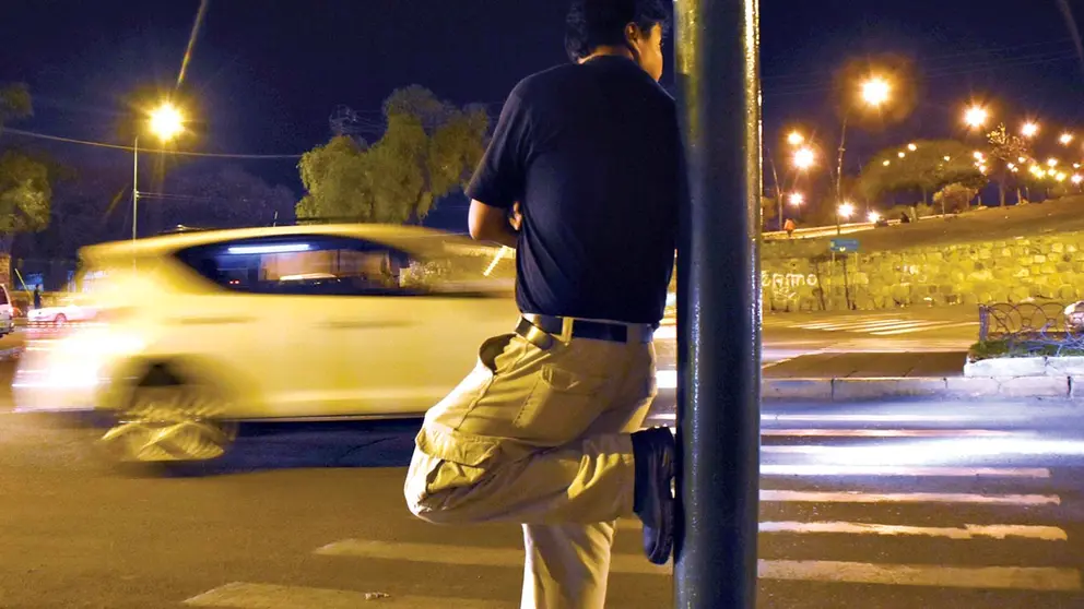 Un hombre apostado en la esquina de una calle céntrica de Cochabamba. ARCHIVO