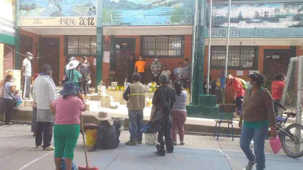 Padres de familia, coordinando acciones para las clases semipresenciales. Gentileza Edson Claure