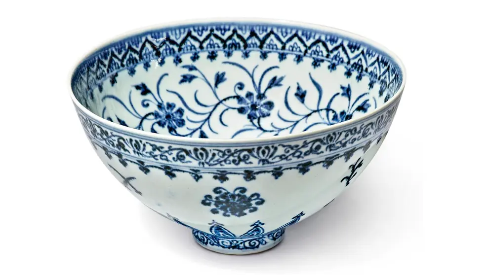 Fotografía cedida por Sotheby's donde se muestra un cuenco chino de la dinastía Ming china. EFE