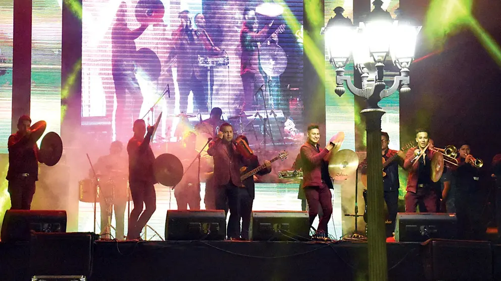 Una agrupación musical durante una presentación en una serenata de Cochabamba. DICO SOLÍS